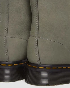 Boots 1460 Serena en cuir Nubuck et fourrure synthétique à lacets in Nickel Grey