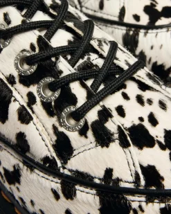 Chaussures Buzz à 5 œillets en cuir Hair On dalmatien in Crème & Noir