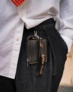 Porte-cartes en cuir Kiev avec anneau in Noir
